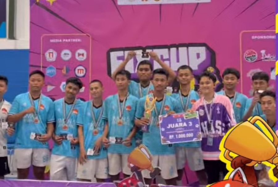 Penyerahan Piala dan Medali Juara 3 SMA/SMK kepada SMKN 5 Semarang